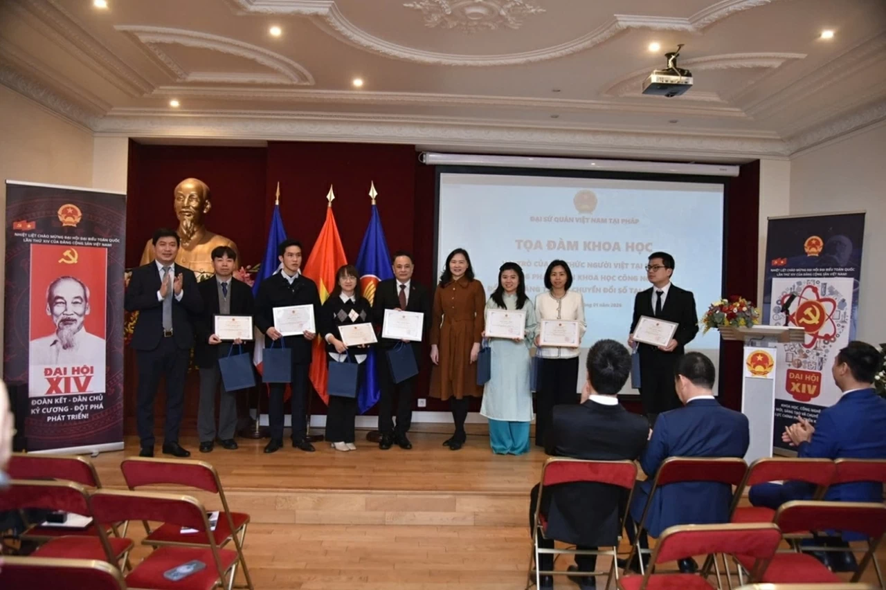 Vietnamese intellectuals in France offer insights for national development Vietnamese intellectuals in France offer insights for national development