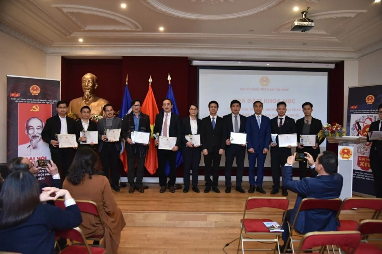 Vietnamese intellectuals in France offer insights for national development Vietnamese intellectuals in France offer insights for national development