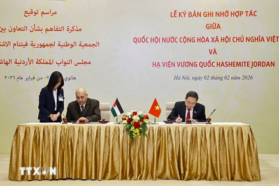 NA Chairman Tran Thanh Man, Speaker of Jordanian House of Representatives Mazen Turki El Qadi hold talks in Hanoi