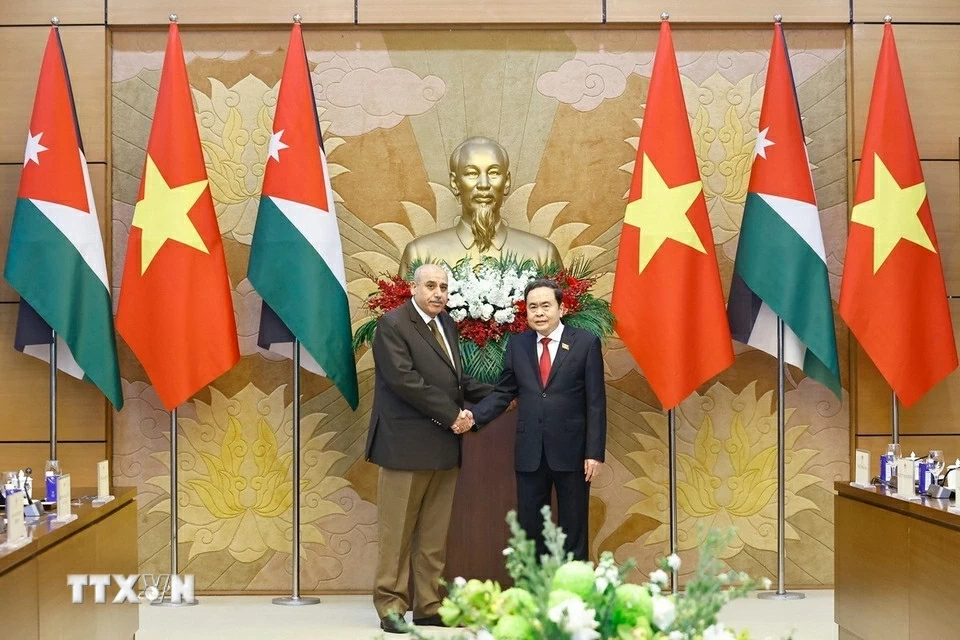NA Chairman Tran Thanh Man, Speaker of Jordanian House of Representatives Mazen Turki El Qadi hold talks in Hanoi