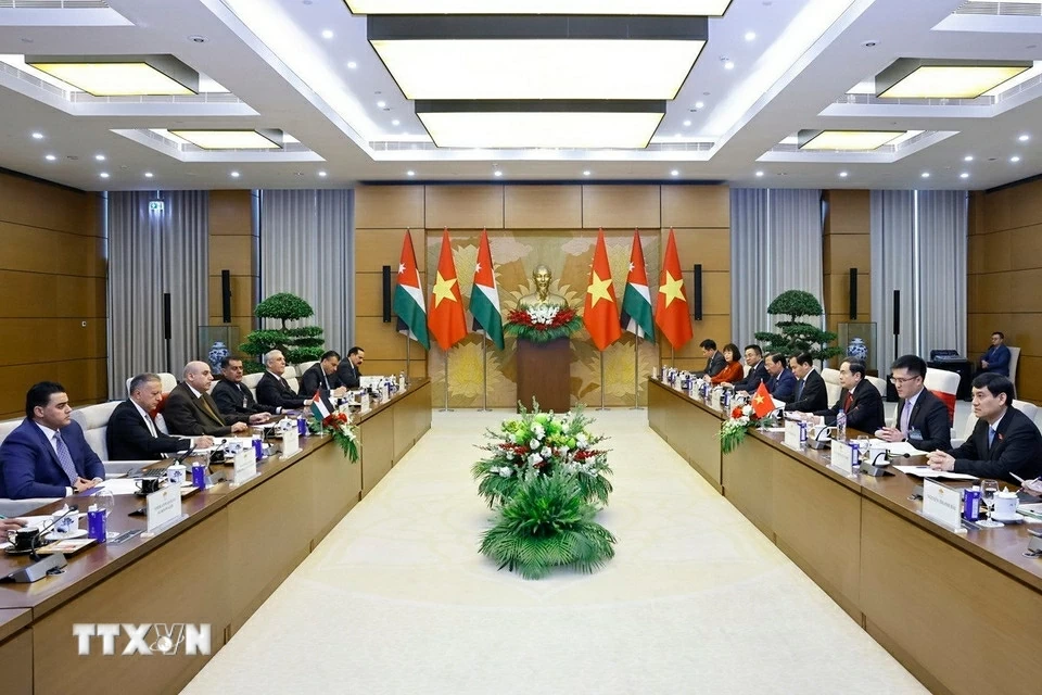 NA Chairman Tran Thanh Man, Speaker of Jordanian House of Representatives Mazen Turki El Qadi hold talks in Hanoi