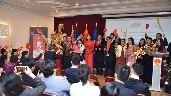 Celebrating the 96th anniversary of the founding of the Communist Party of Vietnam in France