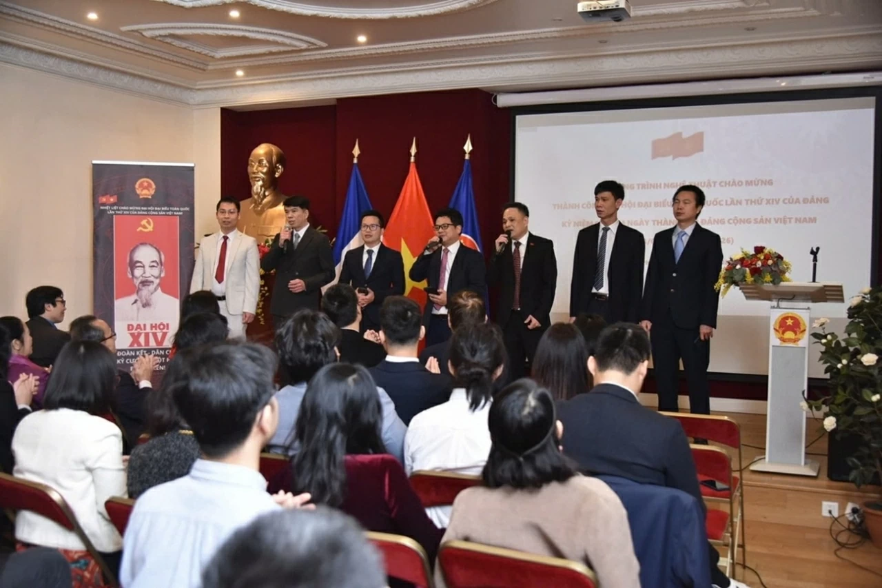 Celebrating the 96th anniversary of the founding of the Communist Party of Vietnam in France