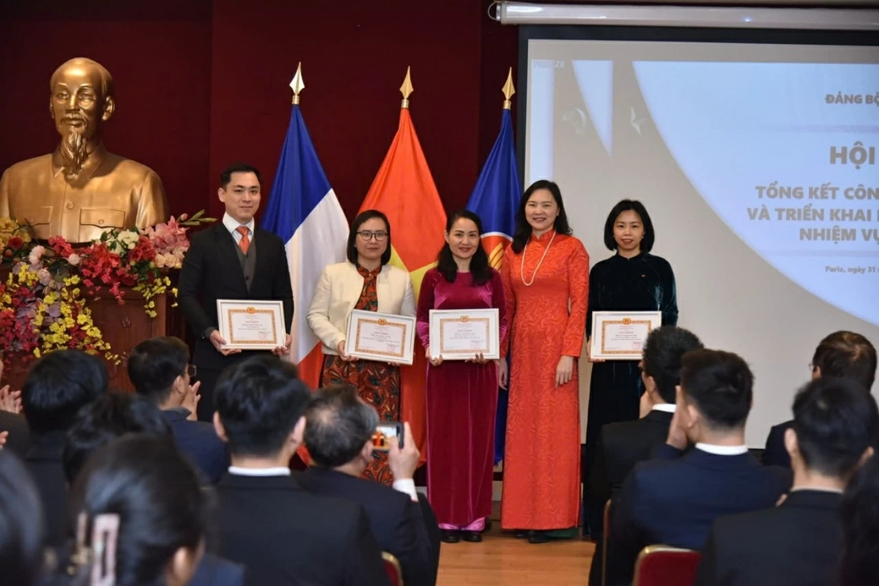 Celebrating the 96th anniversary of the founding of the Communist Party of Vietnam in France