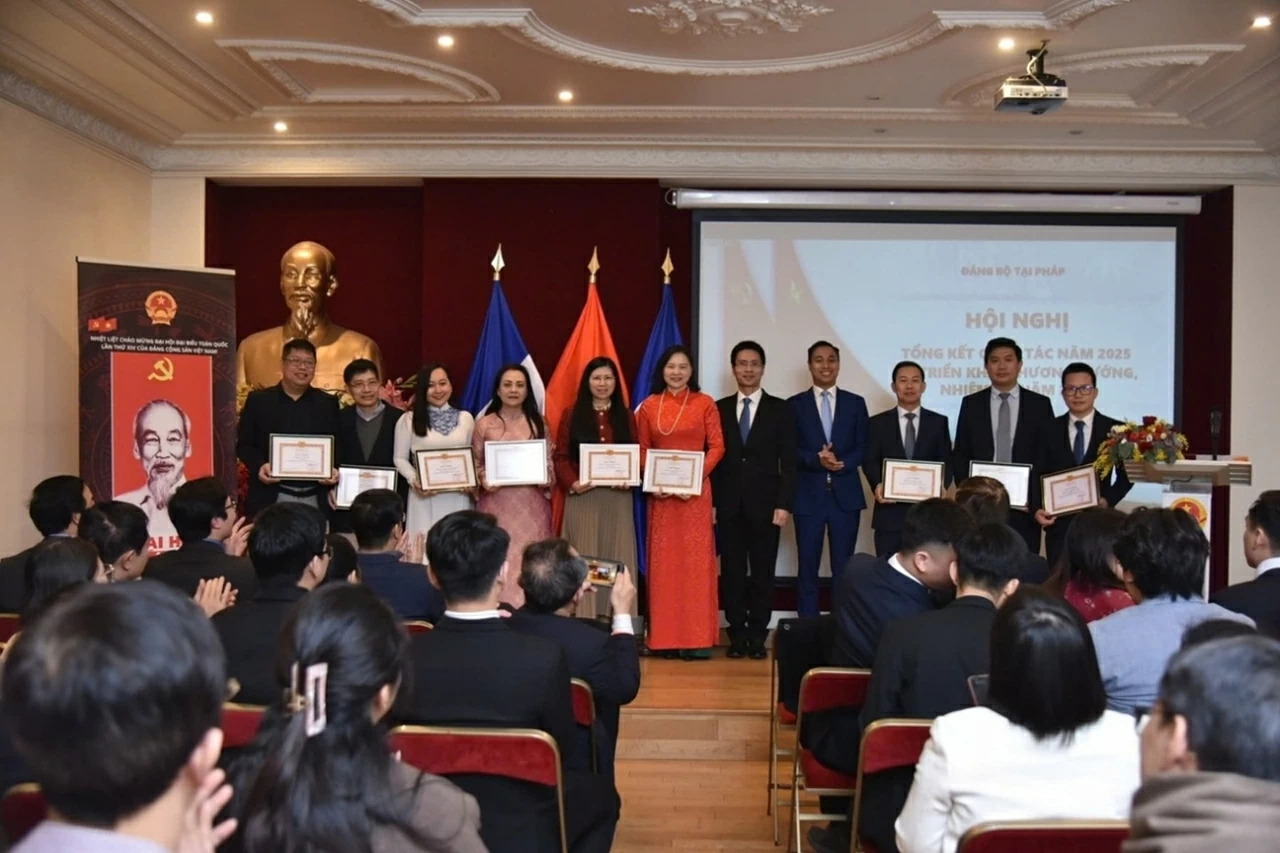 Celebrating the 96th anniversary of the founding of the Communist Party of Vietnam in France