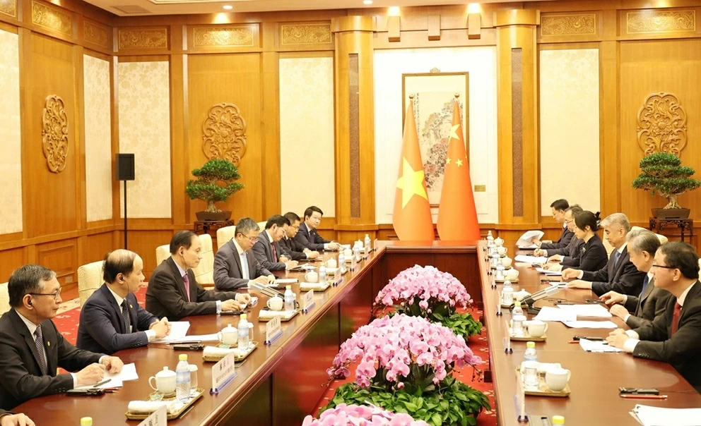 Politburo Member, Foreign Minister Le Hoai Trung holds talks with Politburo Member, Chinese Foreign Minister Wang Yi