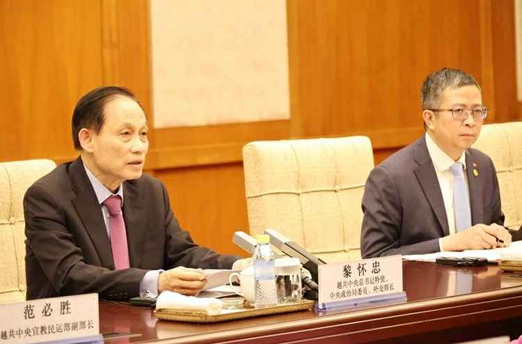 Politburo Member, Foreign Minister Le Hoai Trung holds talks with Politburo Member, Chinese Foreign Minister Wang Yi
