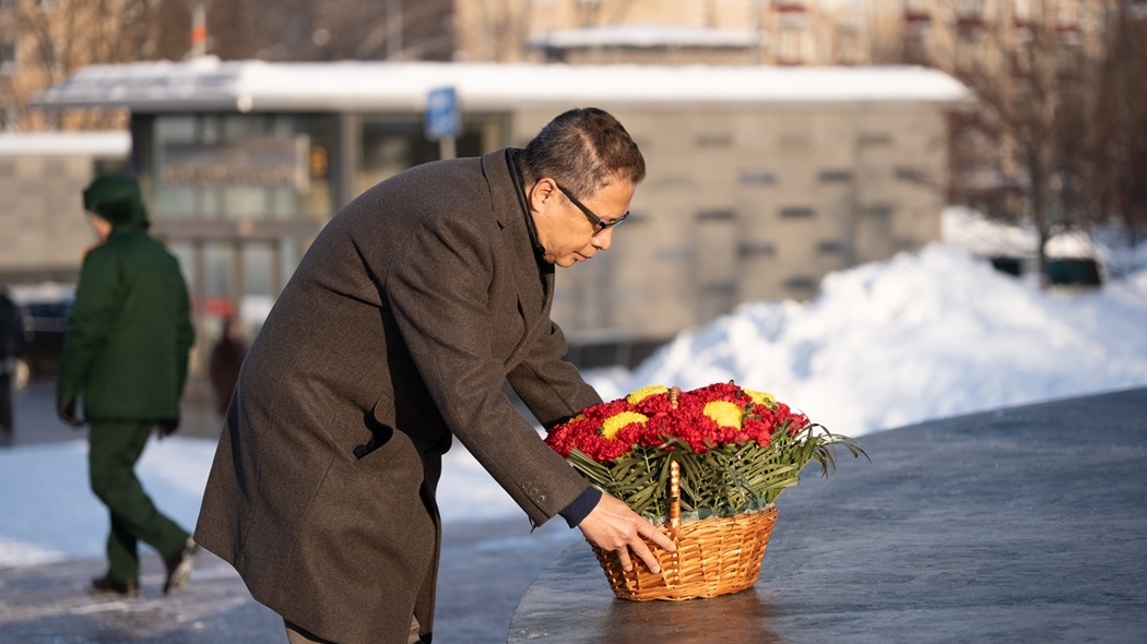 Vietnamese Embassy in Russia lays flowers in tribute to President Ho Chi Minh in Moscow