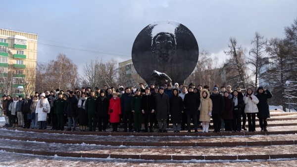 Đại sứ quán Việt Nam tại Nga dâng hoa tưởng niệm Chủ tịch Hồ Chí Minh tại Quảng trường mang tên Người ở Moscow