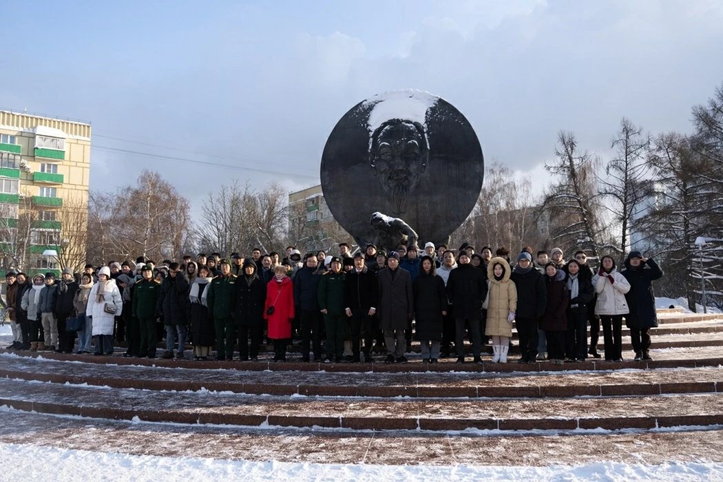 Vietnamese Embassy in Russia lays flowers in tribute to President Ho Chi Minh in Moscow
