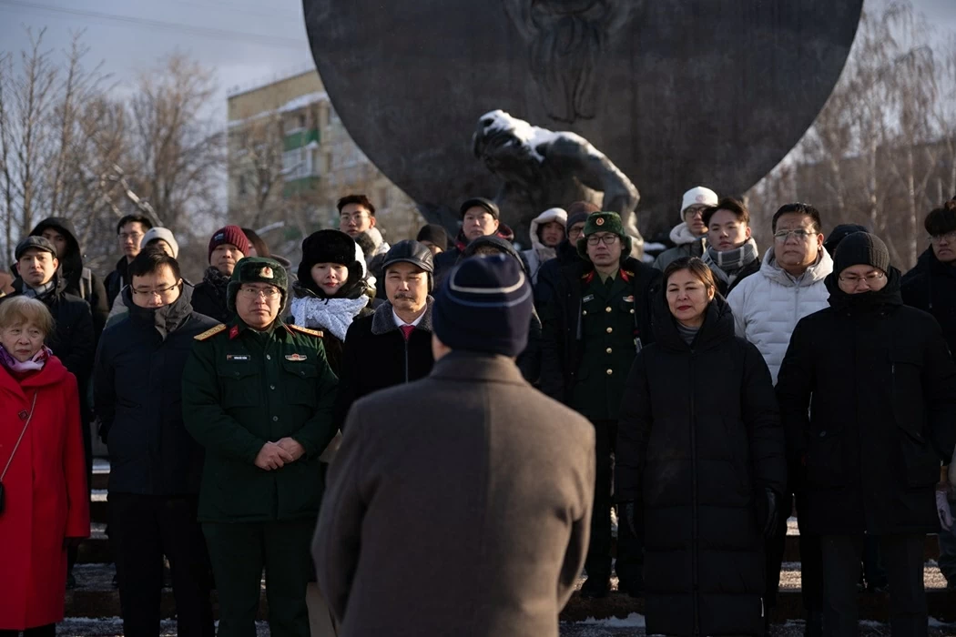 Vietnamese Embassy in Russia lays flowers in tribute to President Ho Chi Minh in Moscow