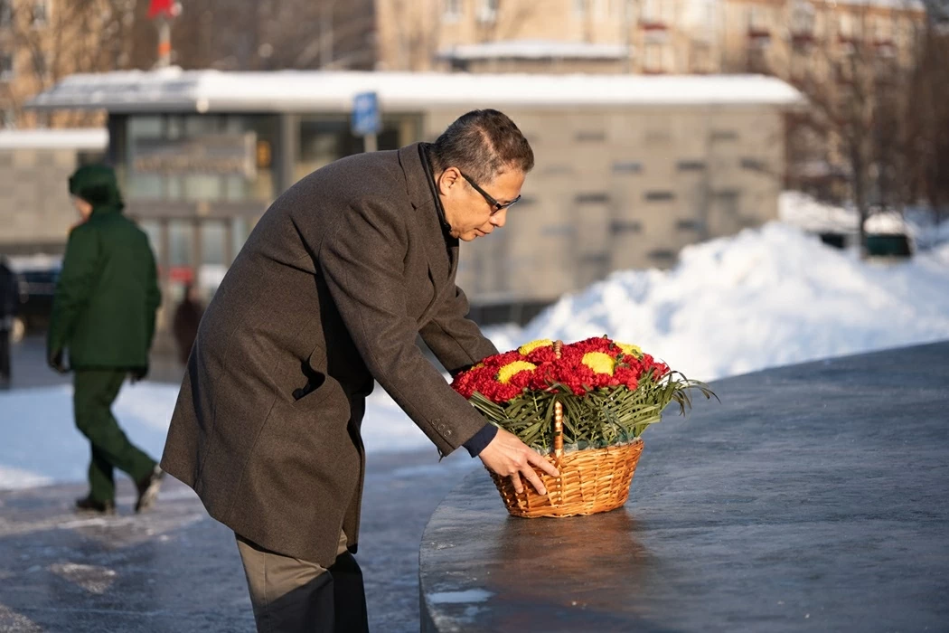 Vietnamese Embassy in Russia lays flowers in tribute to President Ho Chi Minh in Moscow Vietnamese Embassy in Russia lays flowers in tribute to President Ho Chi Minh in Moscow