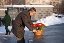 Vietnamese Embassy in Russia lays flowers in tribute to President Ho Chi Minh in Moscow