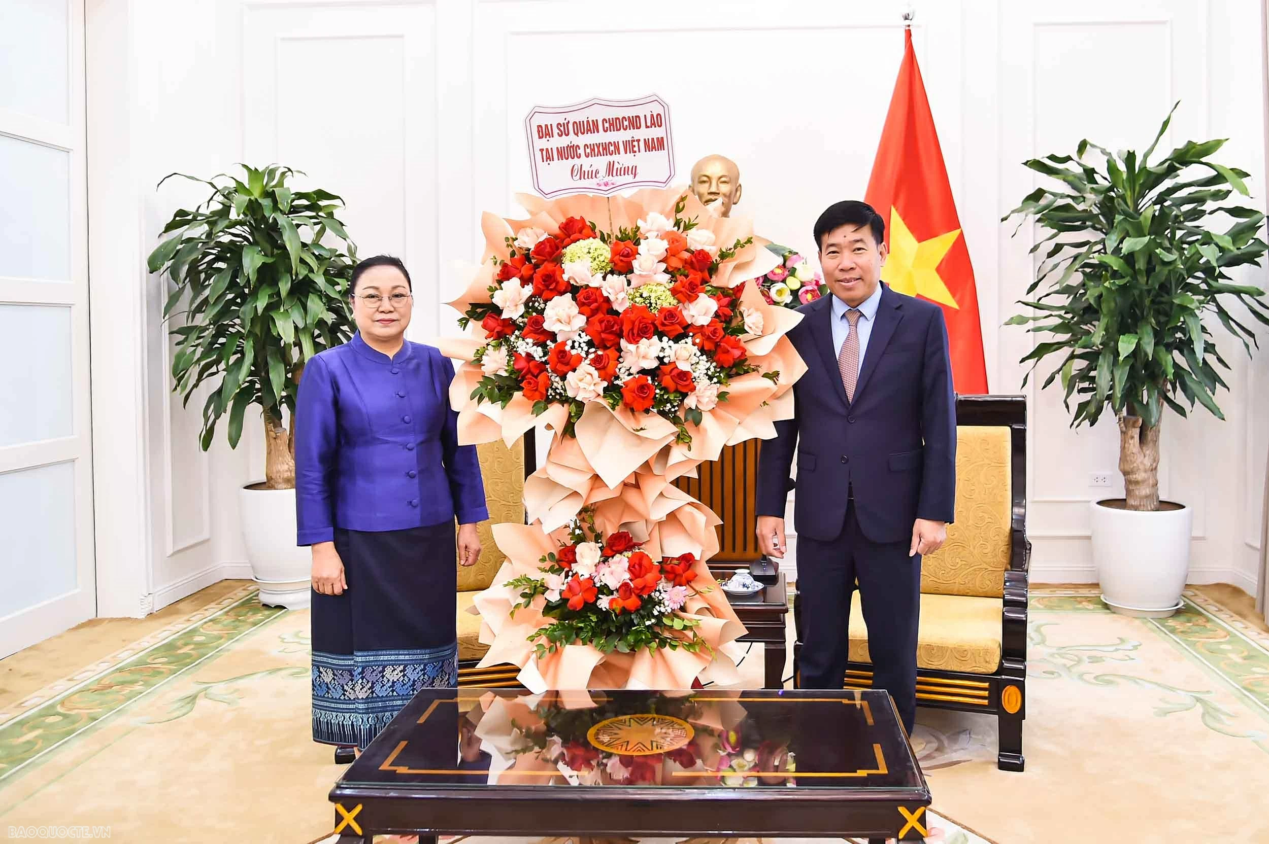 Deputy Foreign Minister Nguyen Manh Cuong receives Lao Ambassador to Vietnam on the 96th anniversary of the CPV founding