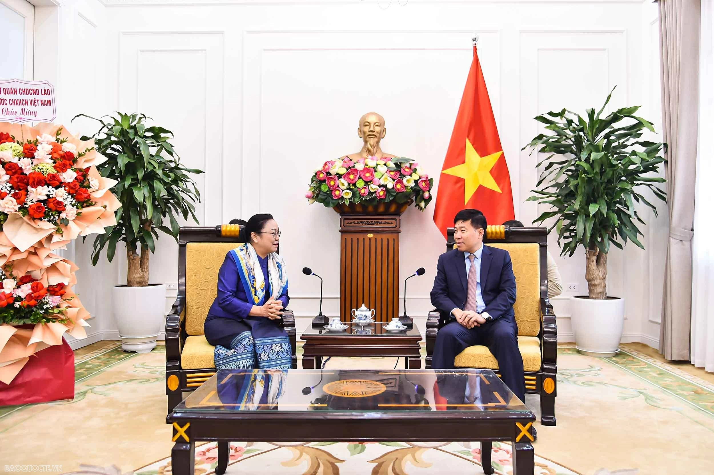 Deputy Foreign Minister Nguyen Manh Cuong receives Lao Ambassador to Vietnam on the 96th anniversary of the CPV founding