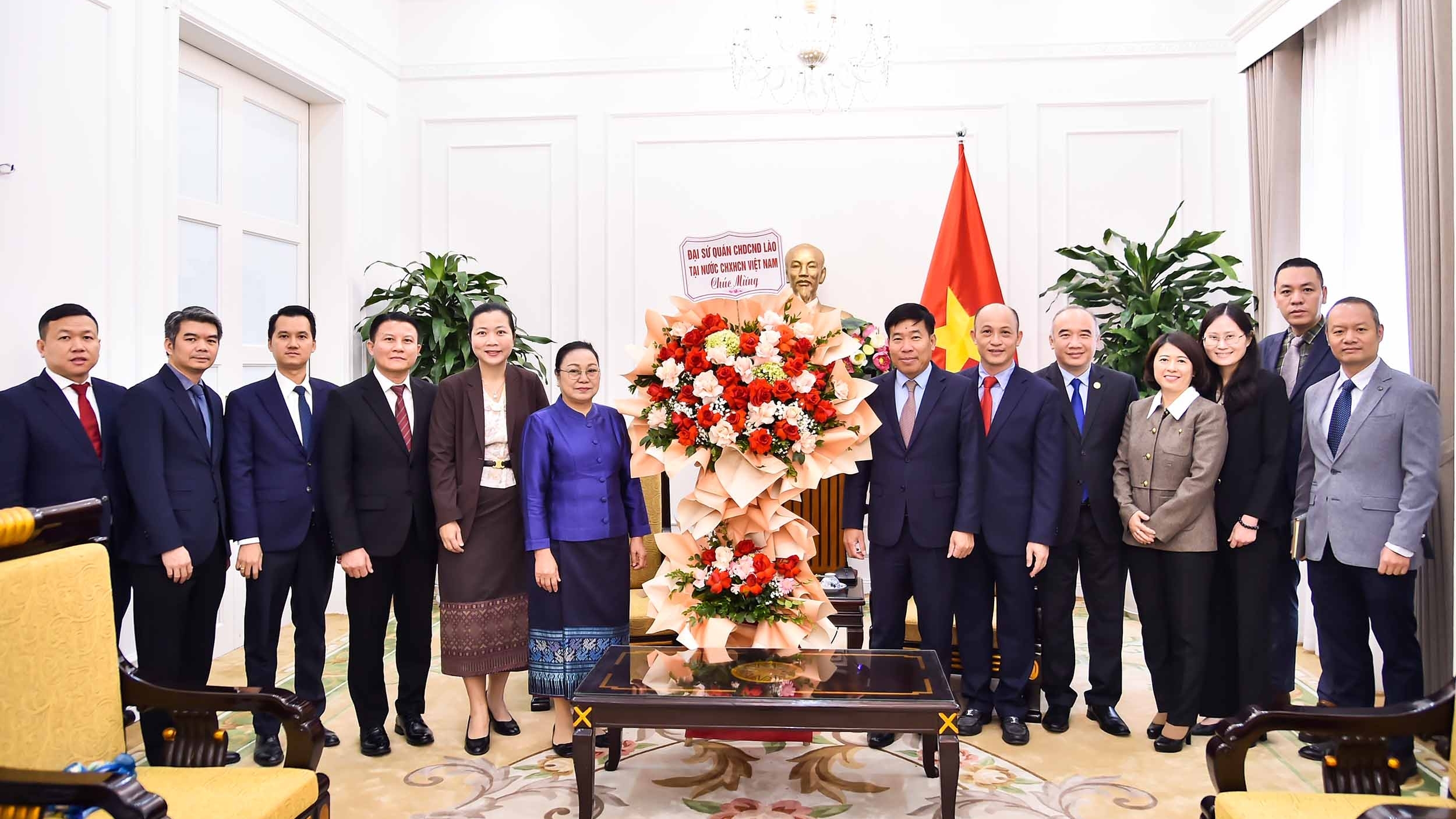 Deputy Foreign Minister Nguyen Manh Cuong receives Lao Ambassador to Vietnam on the 96th anniversary of the CPV founding