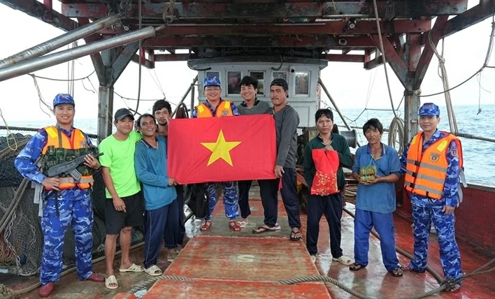 Coast Guard leader visits IUU patrol forces ahead of Tet holiday