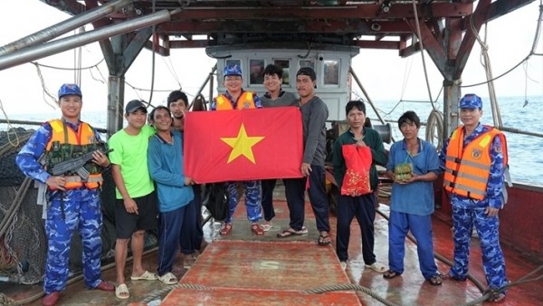 Coast Guard leader visits IUU patrol forces ahead of Tet holiday