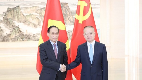 Foreign Minister Le Hoai Trung, Special Envoy of General Secretary, holds talks with Head of CPC International Liaison Department