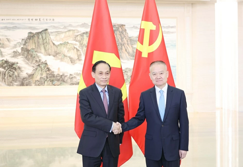 Foreign Minister Le Hoai Trung, Special Envoy of General Secretary, holds talks with Head of CPC International Liaison Department