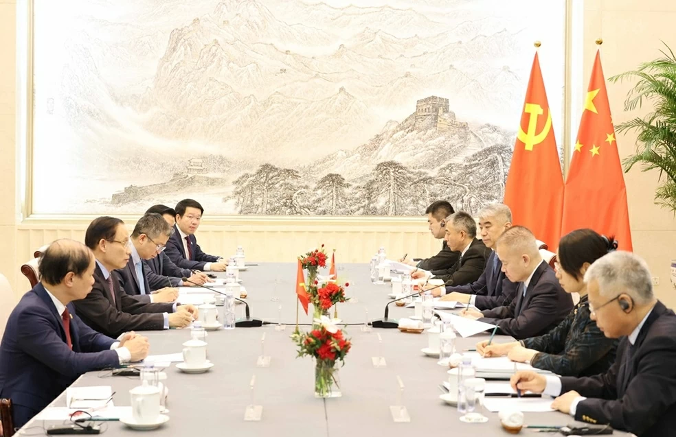 Foreign Minister Le Hoai Trung, Special Envoy of General Secretary, holds talks with Head of CPC International Liaison Department