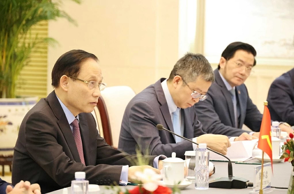 Foreign Minister Le Hoai Trung, Special Envoy of General Secretary, holds talks with Head of CPC International Liaison Department