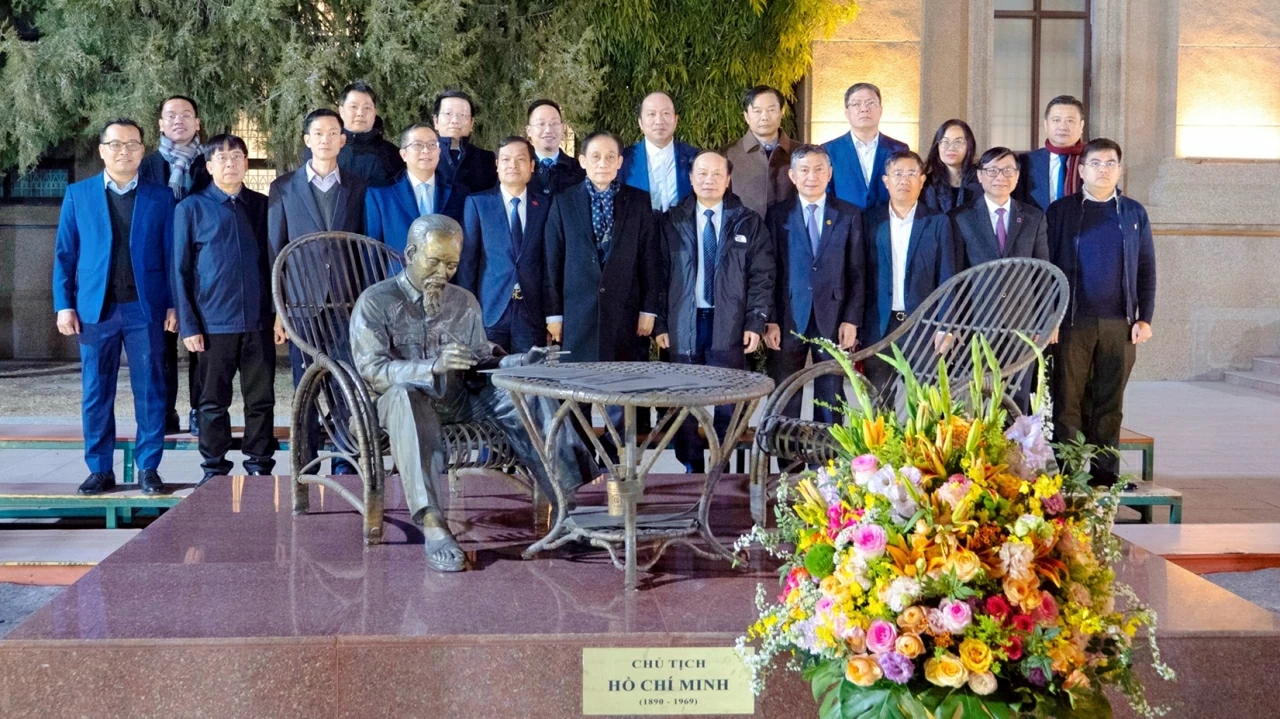 Politburo Member, Minister of Foreign Affairs Le Hoai Trung visits Vietnamese Embassy in China