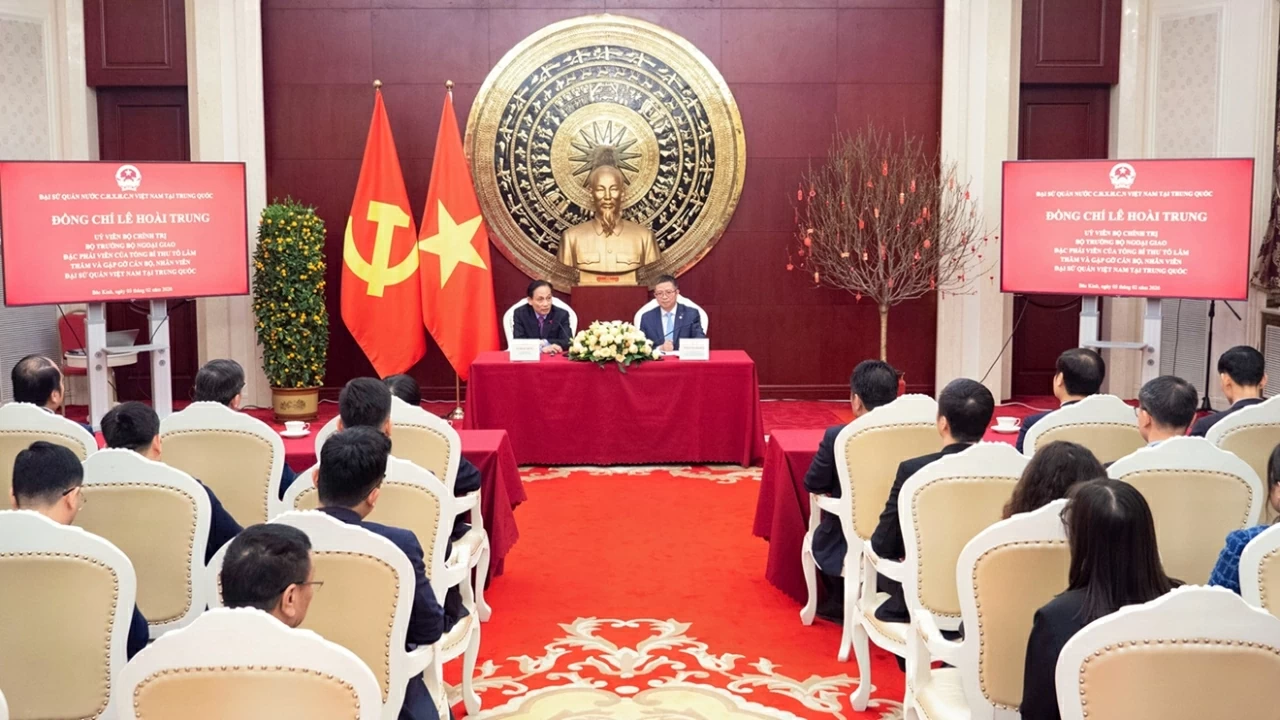 Politburo Member, Minister of Foreign Affairs Le Hoai Trung visits Vietnamese Embassy in China