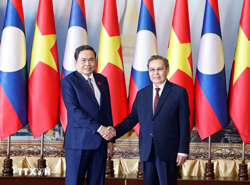NA Chairman Tran Thanh Man meets with Lao National Assembly Chairman Saysomphone Phomvihane