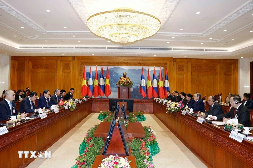 NA Chairman Tran Thanh Man meets with Lao National Assembly Chairman Saysomphone Phomvihane