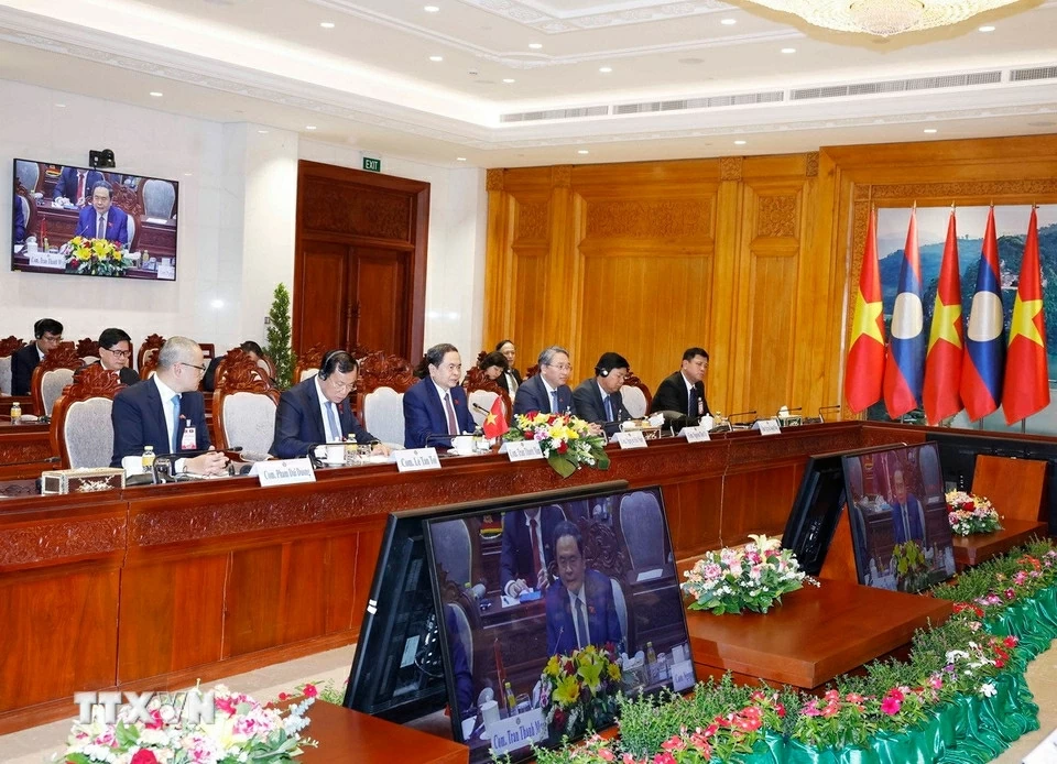NA Chairman Tran Thanh Man meets with Lao National Assembly Chairman Saysomphone Phomvihane