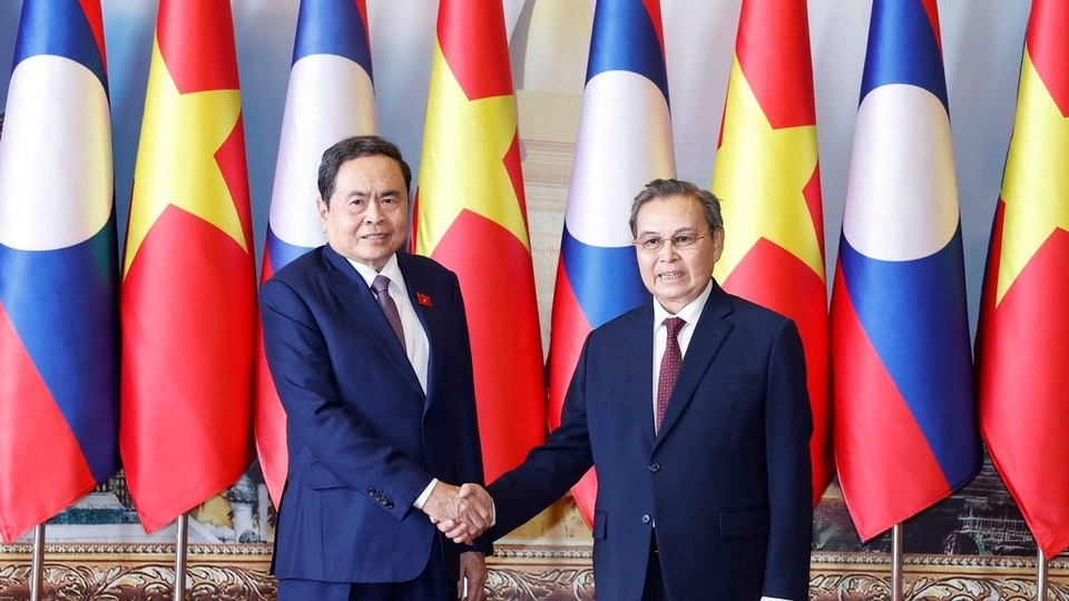 NA Chairman Tran Thanh Man meets with Lao National Assembly Chairman Saysomphone Phomvihane