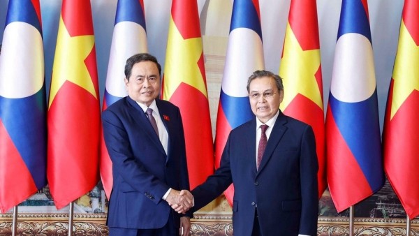 NA Chairman Tran Thanh Man meets with Lao National Assembly Chairman Saysomphone Phomvihane