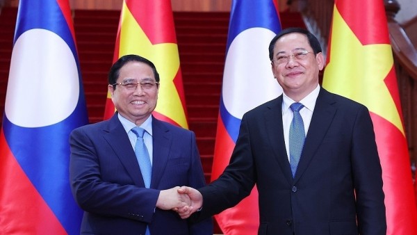 Prime Minister Pham Minh Chinh meets with Lao Prime Minister Sonexay Siphandone in Vientiane