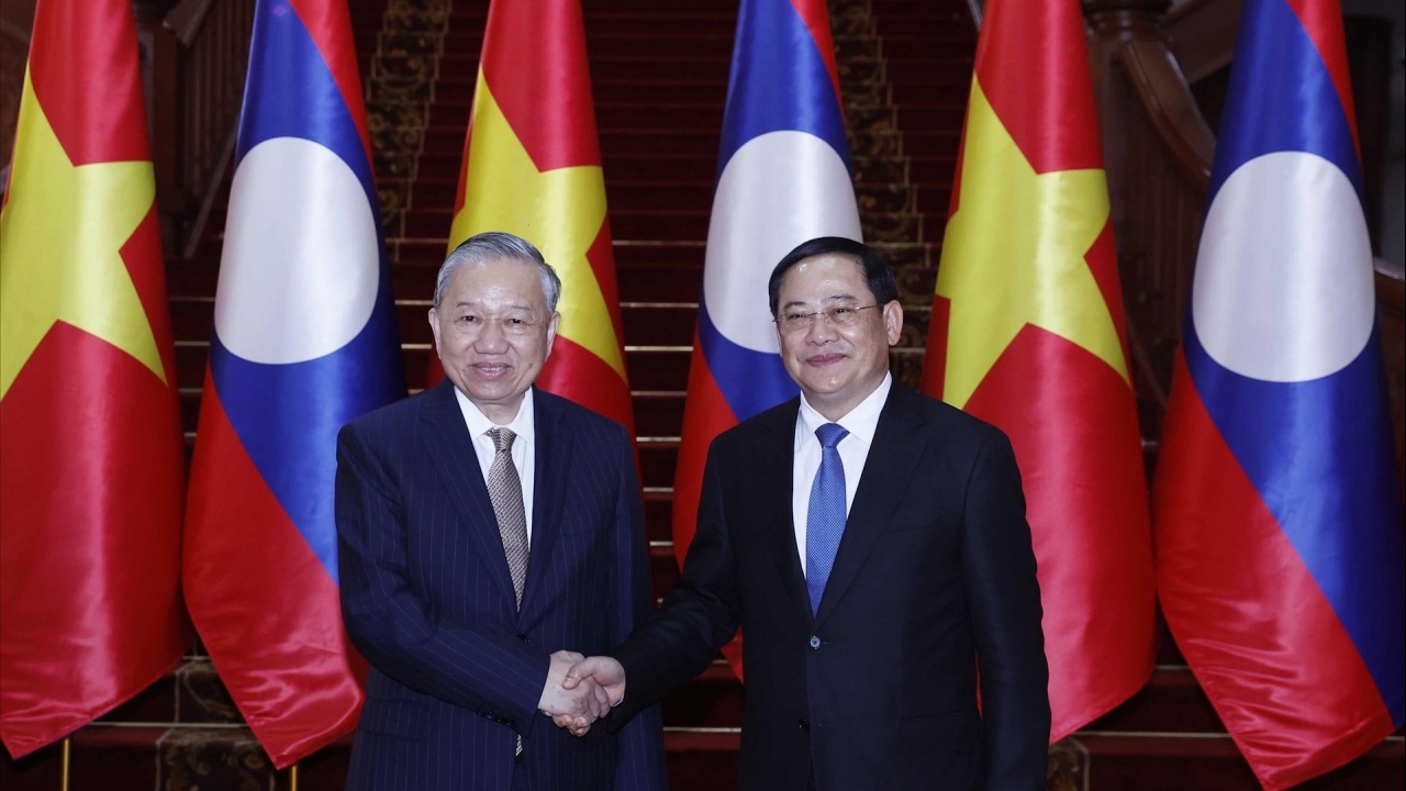 General Secretary To Lam meets with Lao Prime Minister Sonexay Siphandone