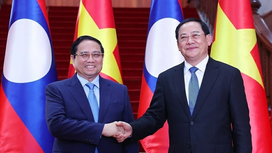 Prime Minister Pham Minh Chinh meets with Lao Prime Minister Sonexay Siphandone in Vientiane