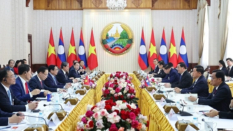 Prime Minister Pham Minh Chinh meets with Lao Prime Minister Sonexay Siphandone in Vientiane