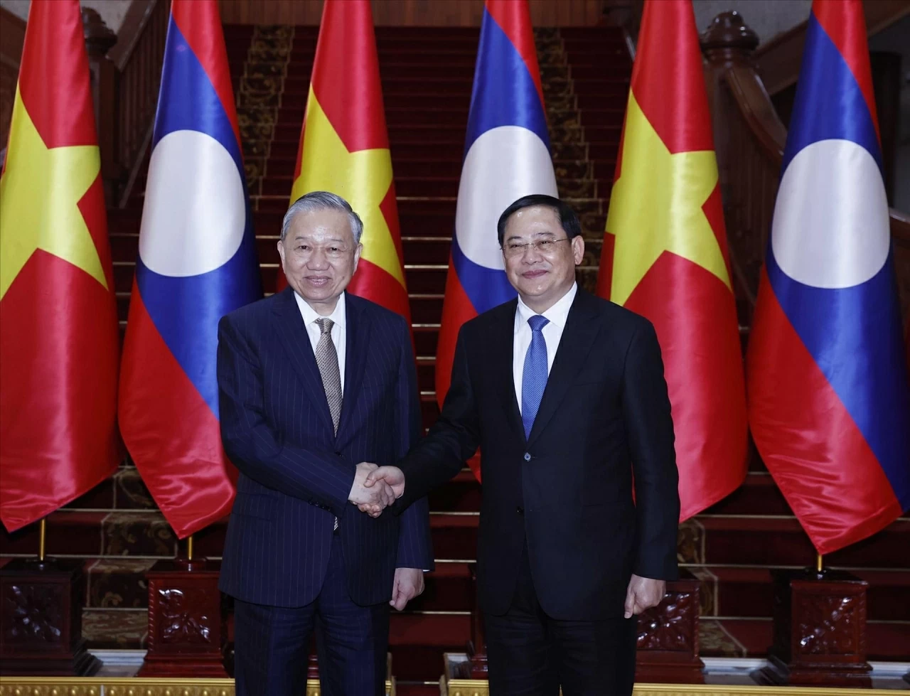 General Secretary To Lam meets with Lao Prime Minister Sonexay Siphandone