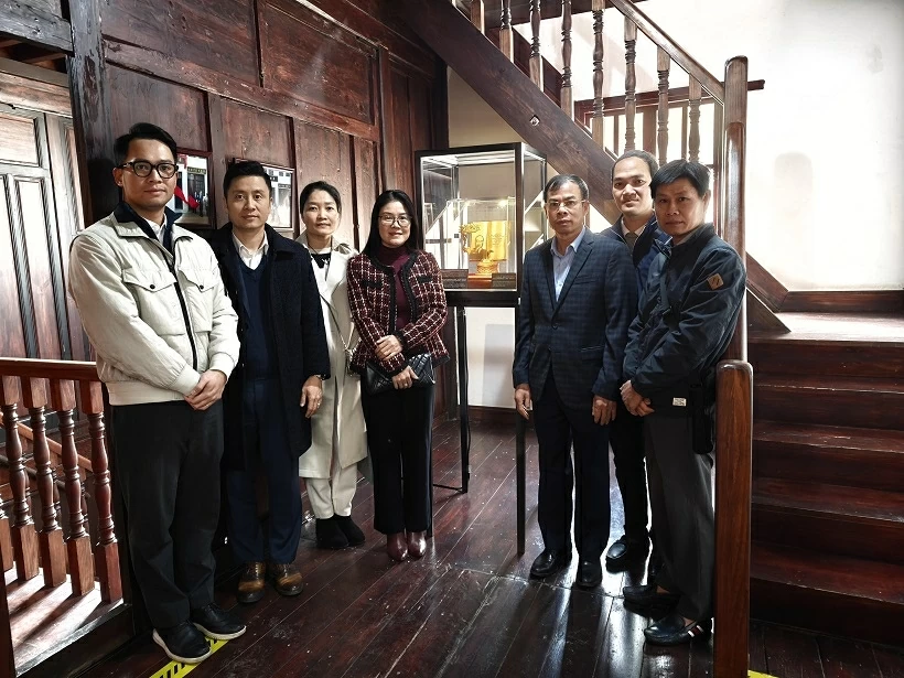 Vietnam Consulate General in Kunming pays tribute at Ho Chi Minh Memorial Site