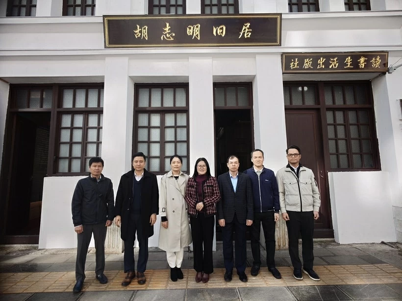Vietnam Consulate General in Kunming pays tribute at Ho Chi Minh Memorial Site