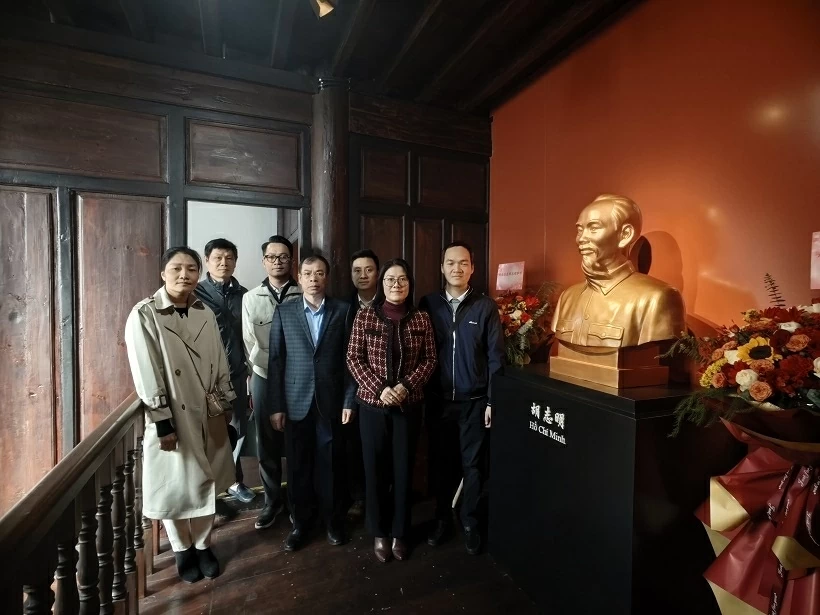 Vietnam Consulate General in Kunming pays tribute at Ho Chi Minh Memorial Site
