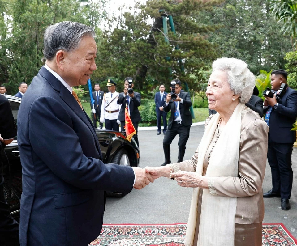 General Secretary To Lam meets Samdech Techo Hun Sen and visits Queen Mother Norodom Monineath Sihanouk