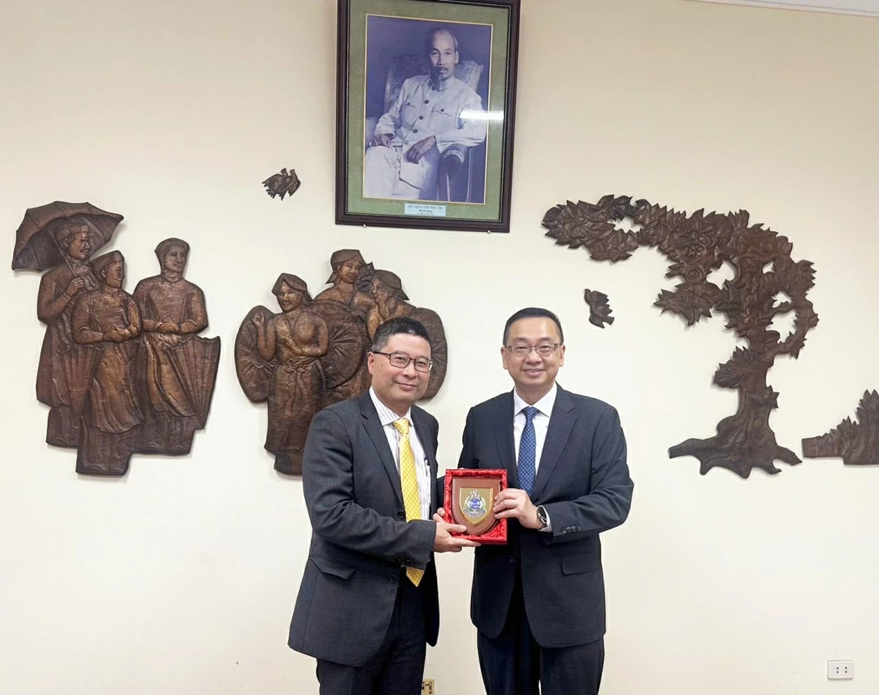 Director General of the Consular Department Doan Hoang Minh meets with Head of the Hong Kong Immigration Department