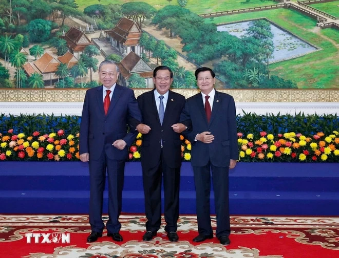 Party chiefs of Vietnam, Laos, Cambodia hold meeting in Phnom Penh Party chiefs of Vietnam, Laos, Cambodia hold meeting in Phnom Penh