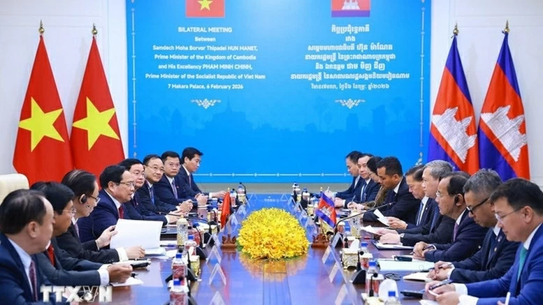 Vietnam, Cambodia Prime Ministers discuss ways to further promote bilateral ties