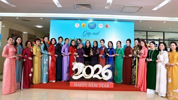 Gặp mặt đầu Xuân, lan tỏa tình yêu áo dài Việt tại châu Âu