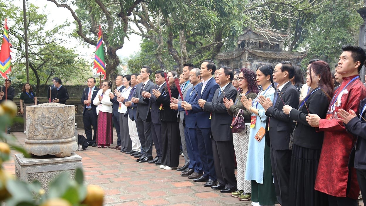 Overseas Vietnamese delegation attends Homeland Spring 2026 Program, visits Hoa Lu Ancient Capital Cultural and Historical Site