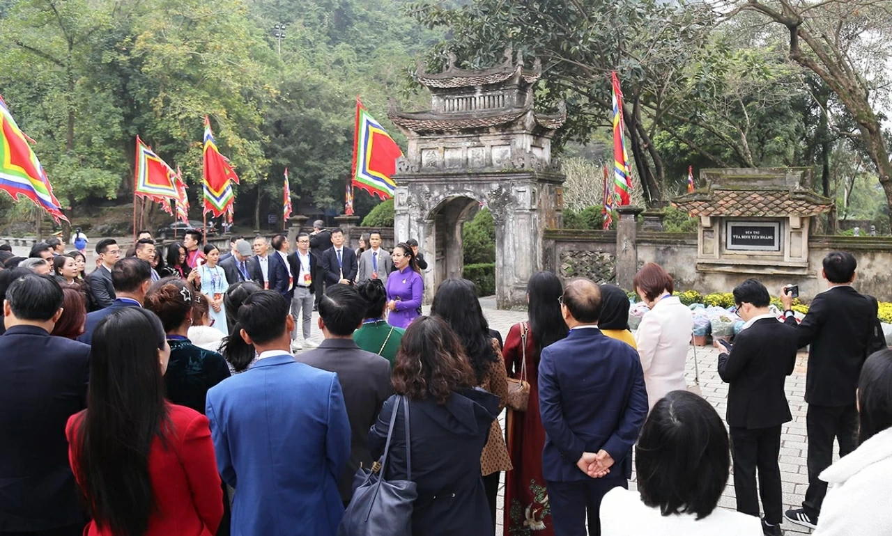 Overseas Vietnamese delegation attends Homeland Spring 2026 Program, visits Hoa Lu Ancient Capital Cultural and Historical Site