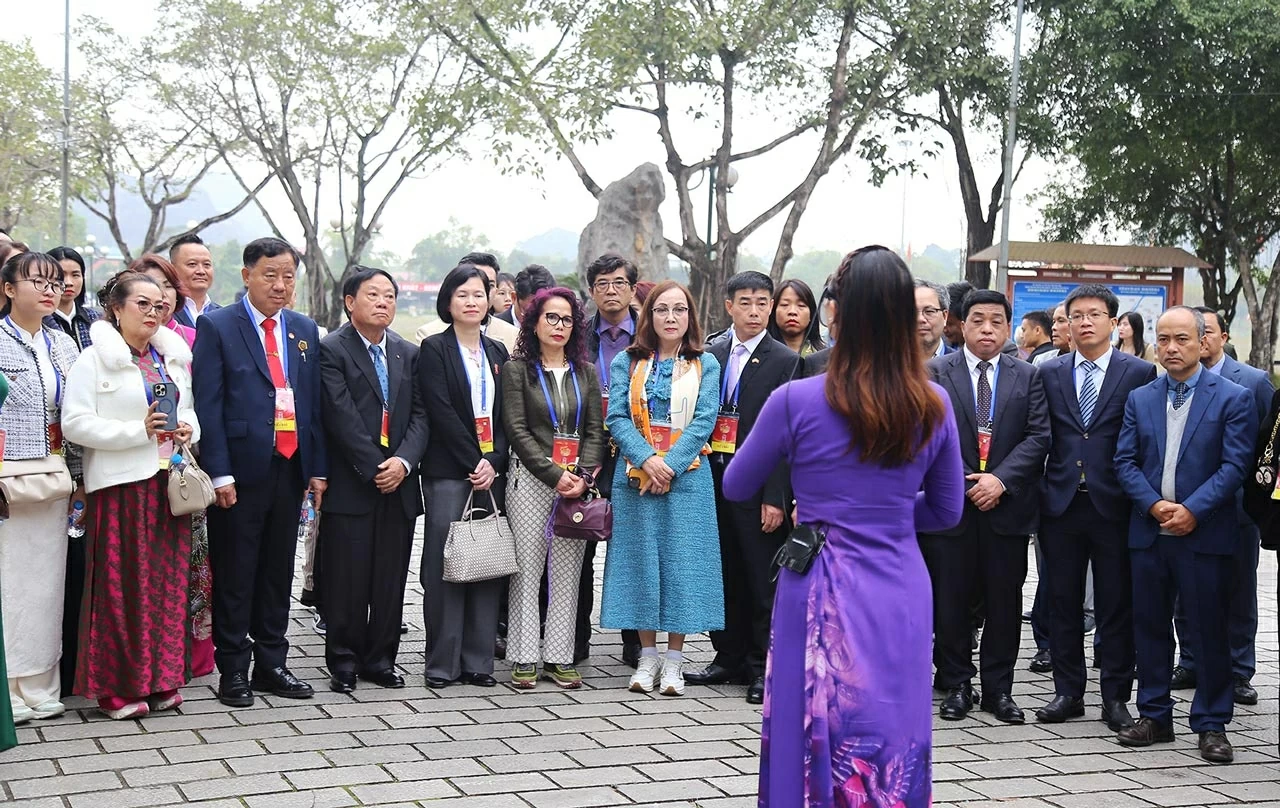Overseas Vietnamese delegation attends Homeland Spring 2026 Program, visits Hoa Lu Ancient Capital Cultural and Historical Site Overseas Vietnamese delegation attends Homeland Spring 2026 Program, visits Hoa Lu Ancient Capital Cultural and Historical Site
