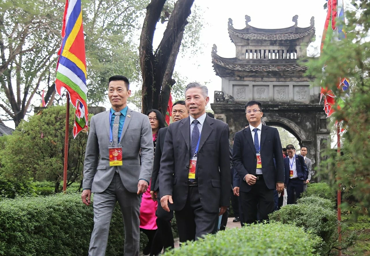 Overseas Vietnamese delegation attends Homeland Spring 2026 Program, visits Hoa Lu Ancient Capital Cultural and Historical Site